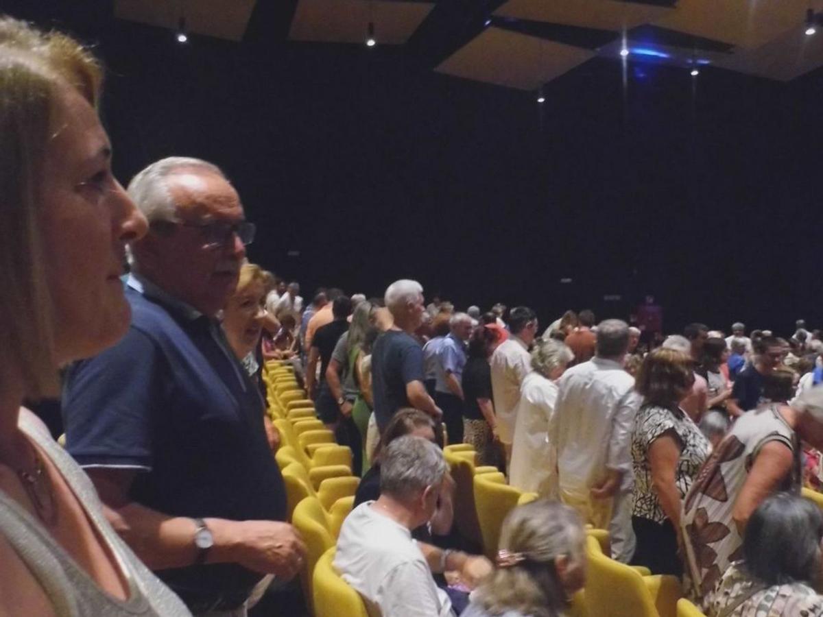 El Auditorio de O Grove,
totalmente lleno. | // M. ABAL