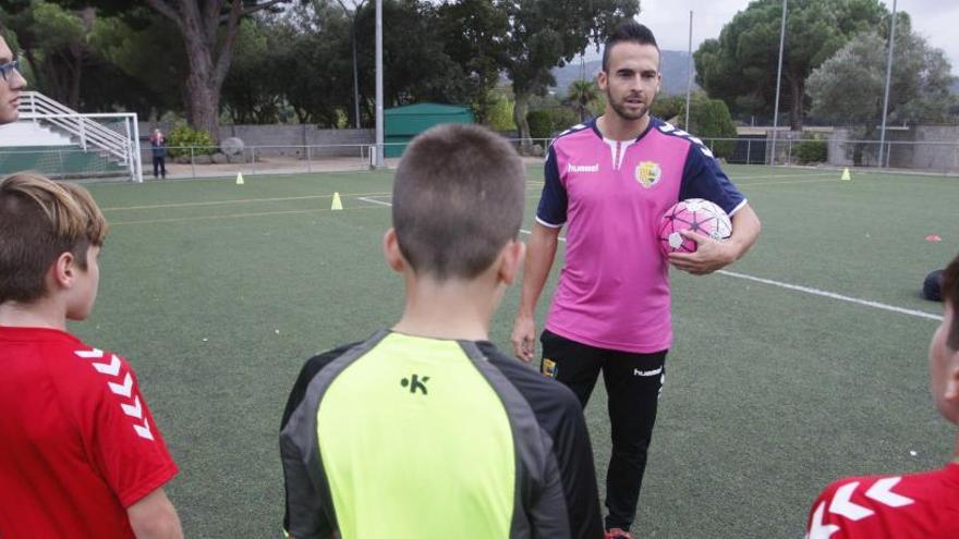 El jugador del Llagostera fa clsses de tecnificació per als més menuts