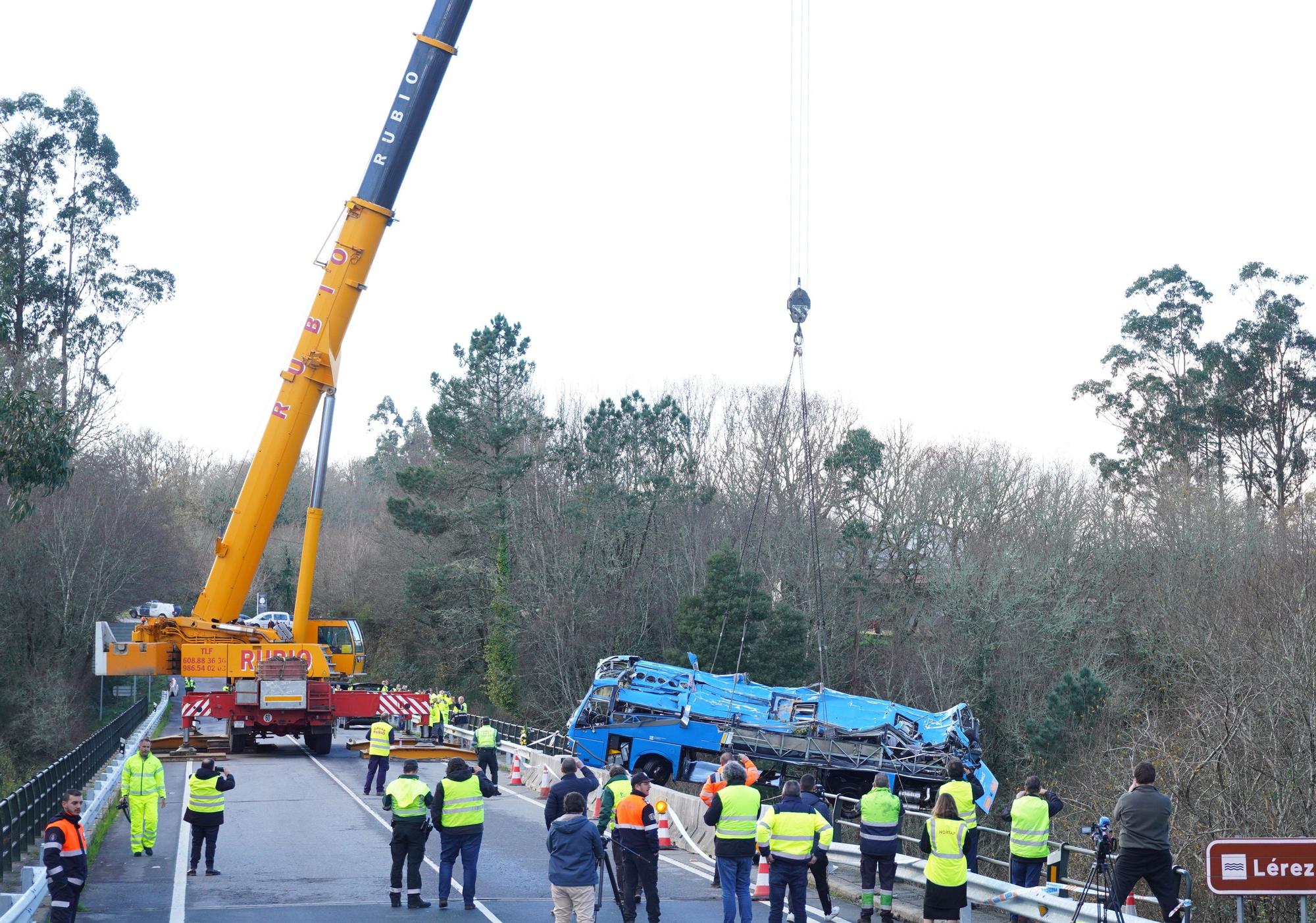 El izado del bus siniestrado en el río Lérez