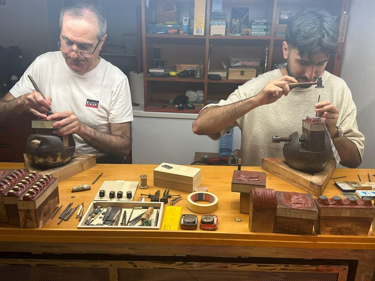 José Antonio y Marcos Esteban en su taller en el número 3 de la calle Barrio Rey
