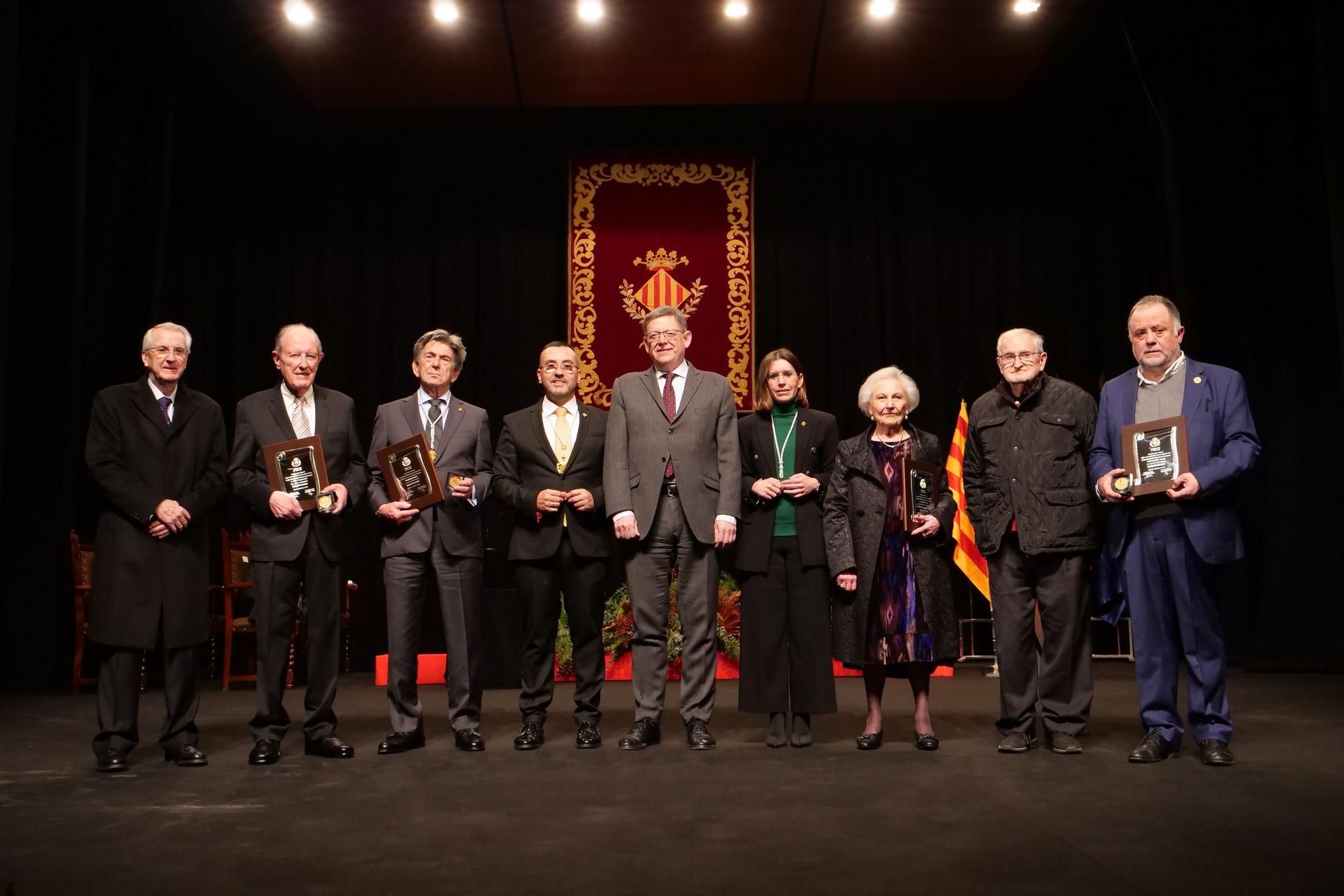 Las imágenes de la entrega de las medallas de oro de Vila-real a Porcelanosa, Carmelitas y 'Quique' y la distincion de Hijo Predilecto a Diego Dualde