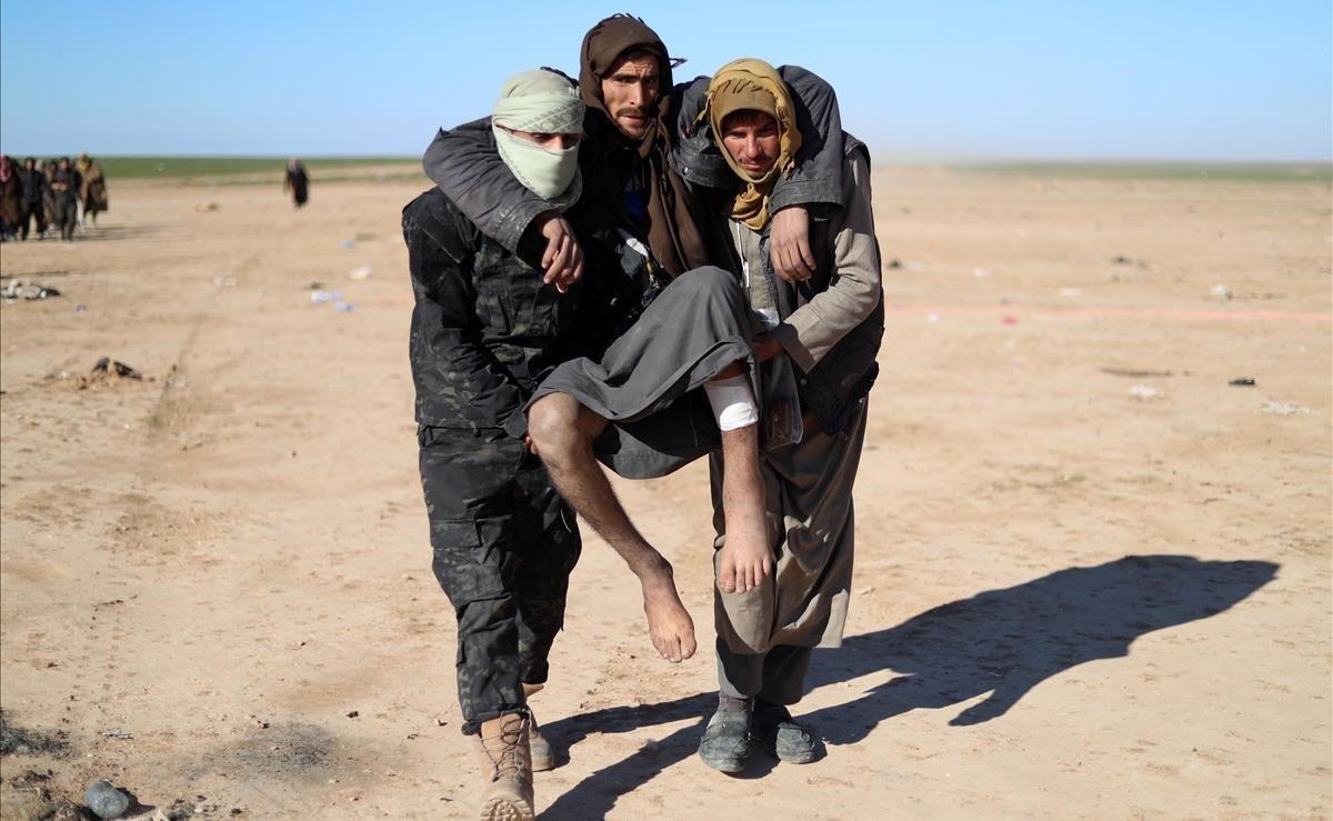 Civiles huyendo de los enfrentamientos entre las Fuerzas Democráticas Sirias y el Estado Islámico, en la aldea siria de Baghuz. Miles han escapado en las últimas semanas.