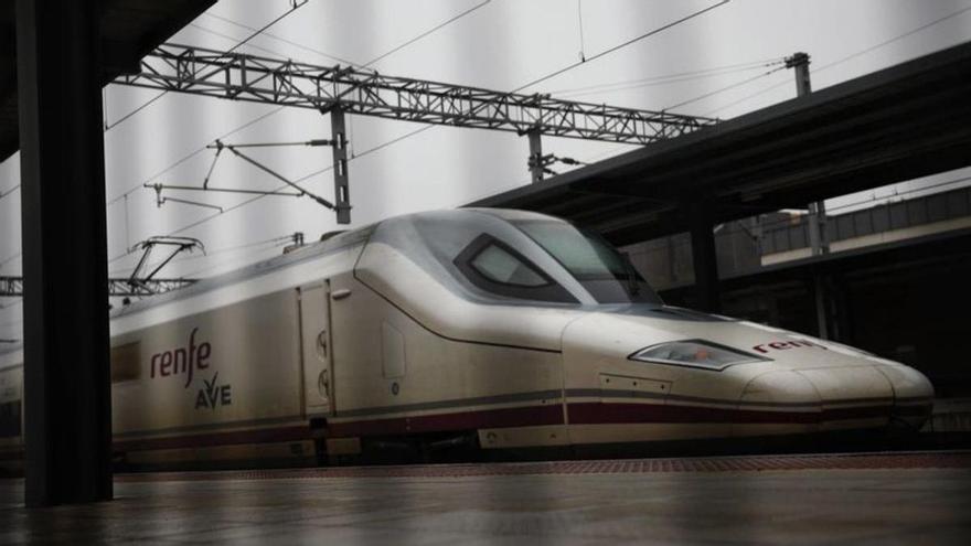 Un tren AVE en la estación de León.