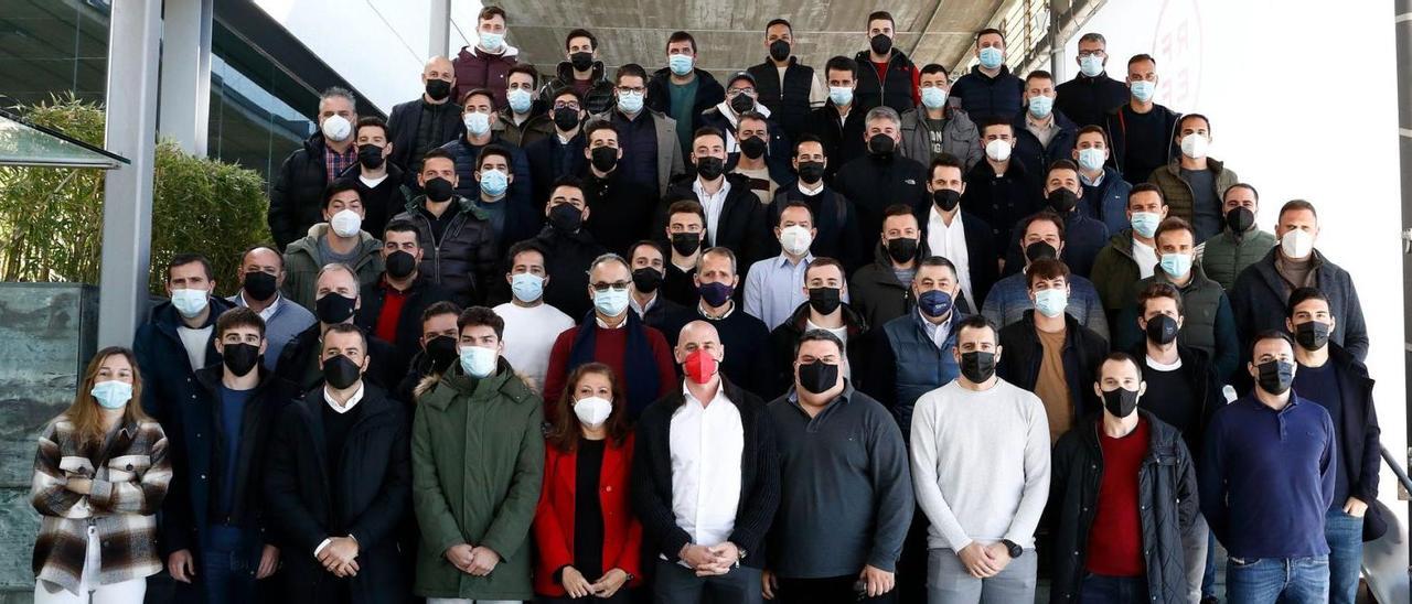 La foto de familia de los futuros directores deportivos, con Noé Calleja –primero por la izquierda en la tercera fila desde arriba–, Toché –justo debajo de Noé Calleja–, Javi Fuego –tercero por la derecha en la segunda fila desde arriba–, Amorebieta –primero por la izquierda en la primera fila desde arriba– y Andreu –segundo por la derecha en la segunda fila desde abajo. | RFEF