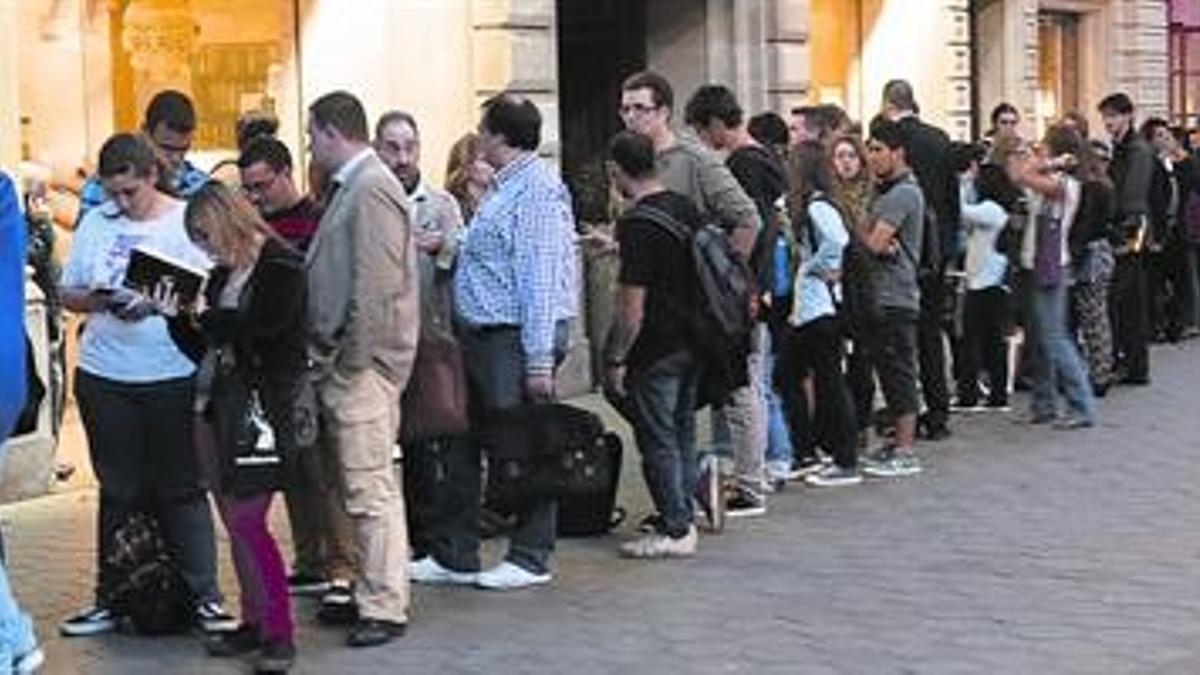 Fans de Kvothe 8Una larga fila de lectores espera, ayer, ante la Casa del Llibre de paseo de Gràcia para conocer a Patrick Rothfuss.