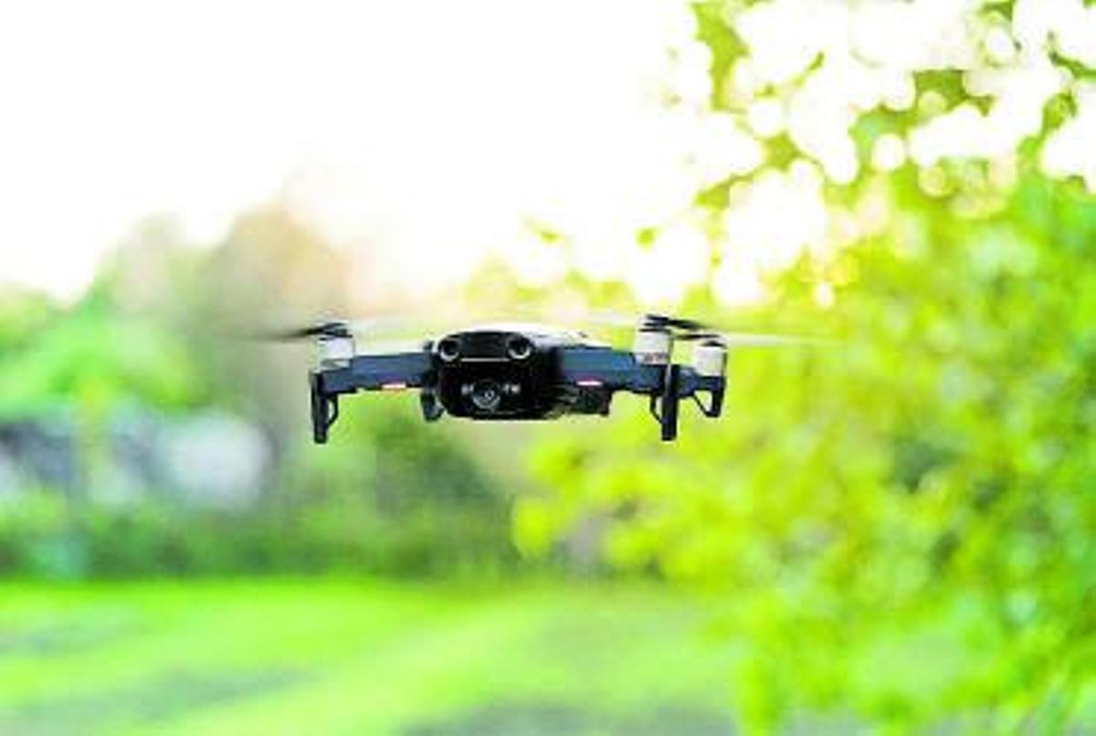 Un dron volant per sobre un camp. | ISTOCK