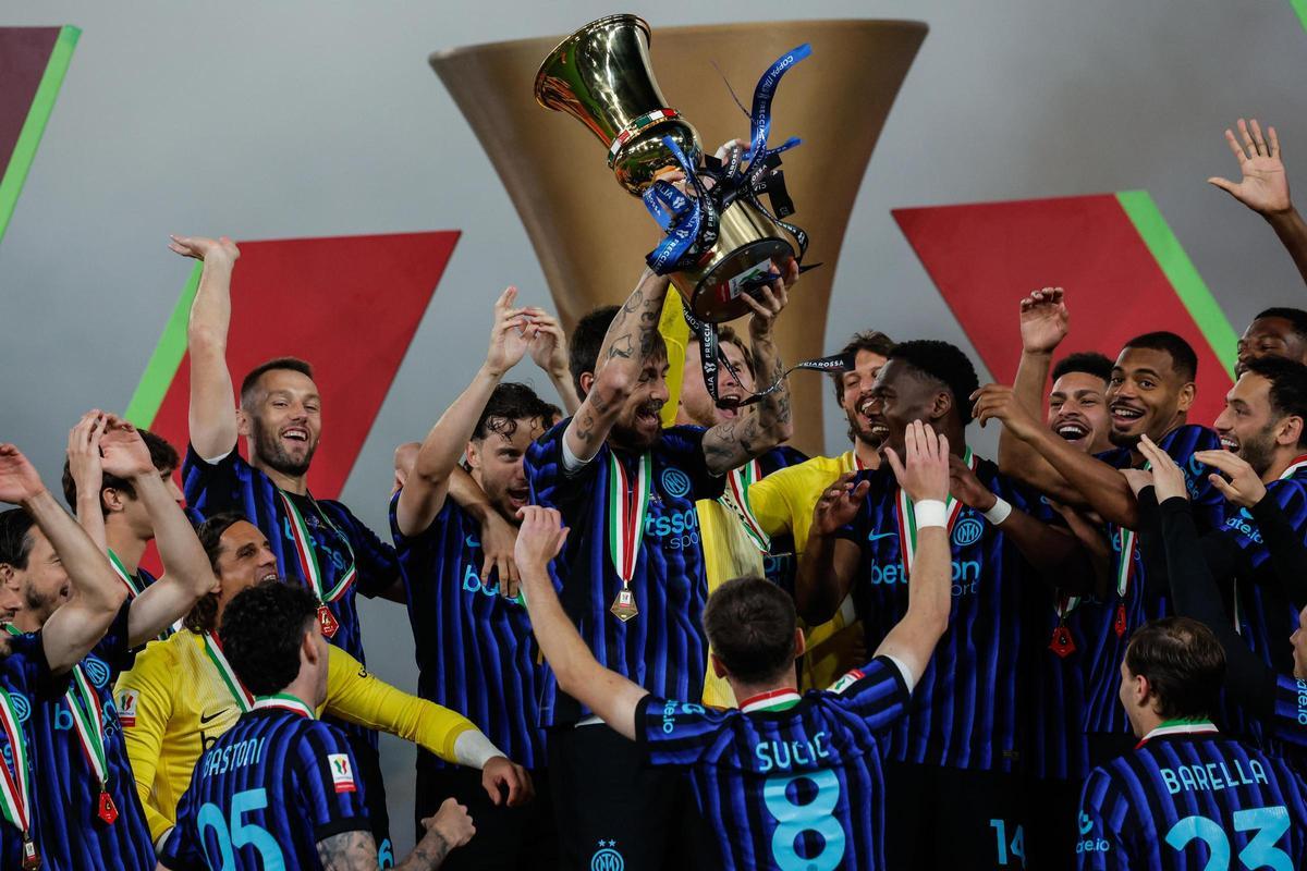 ROME (Italy), 13/05/2026.- Players of Inter celebrate with the trophy after winning the Italian Cup final soccer match between SS Lazio and FC Inter, in Rome, Italy, 13 May 2026. (Italia, Roma) EFE/EPA/GIUSEPPE LAMI