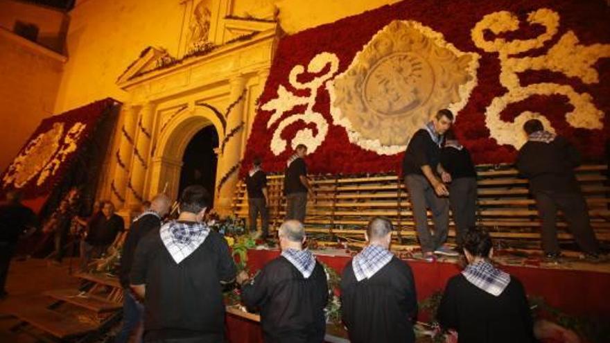 Un manto de claveles cubre a la Virgen del Remedio