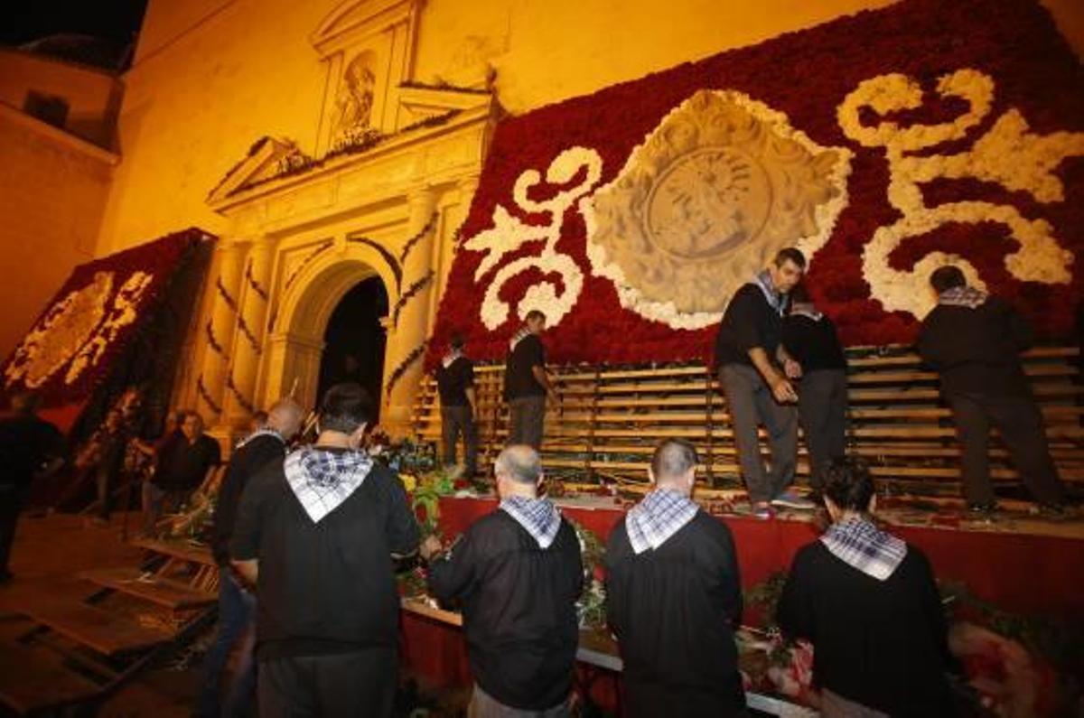 Un manto de claveles cubre a la Virgen del Remedio