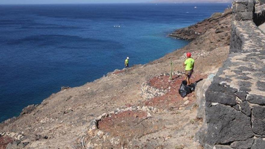 Tías recurre a escaladores para limpiar los riscos de La Tiñosa