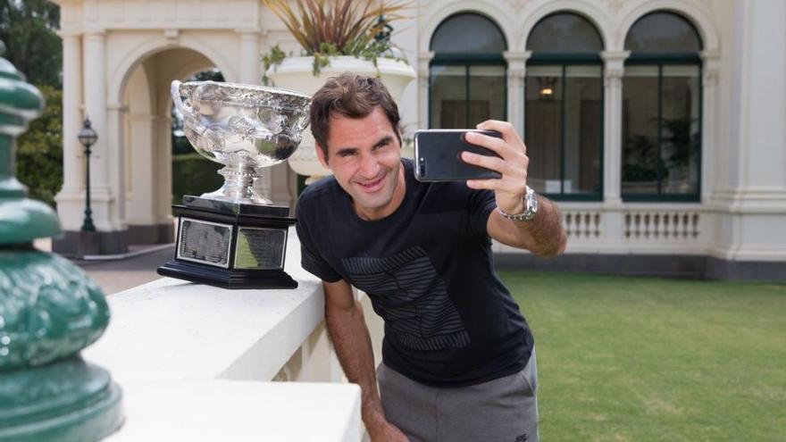 Roger Federer le pisa los talones a Rafael Nadal