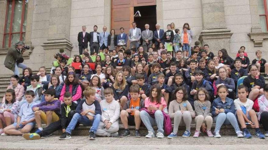 Escolares, en las escaleras de O Hórreo, con representates del Parlamento gallego. // Xoán Álvarez