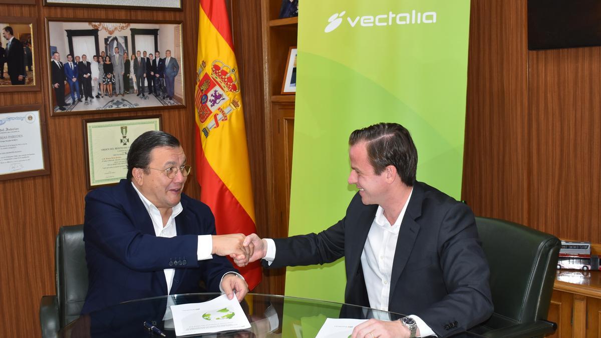 Antonio Arias, CEO de Vectalia, y Luis Buil, director de Smart Solutions de Iberdrola, durante la firma del acuerdo.