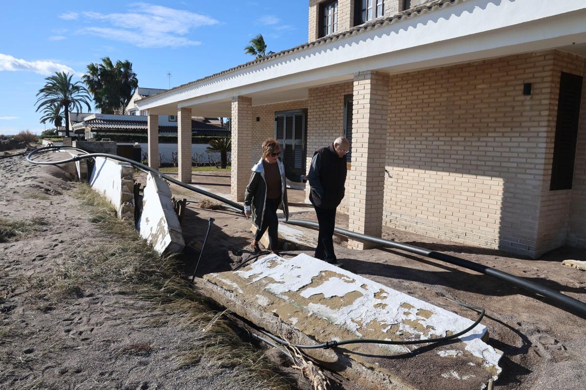 Los dueños del chalé cuya valla derribo el mar.