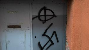 Una asociación vecinal denuncia pintadas de esvásticas en su local de Hortaleza.