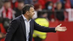 El entrenador Javier Calleja, durante un partido.- EFE/José Manuel Vidal