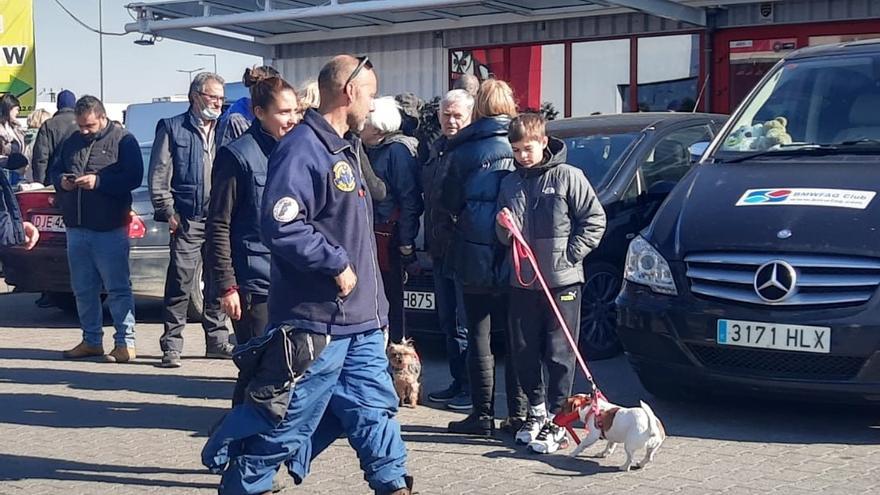 Dos refugiados ucranianos con sus mascotas y varios voluntarios de Acción Norte.