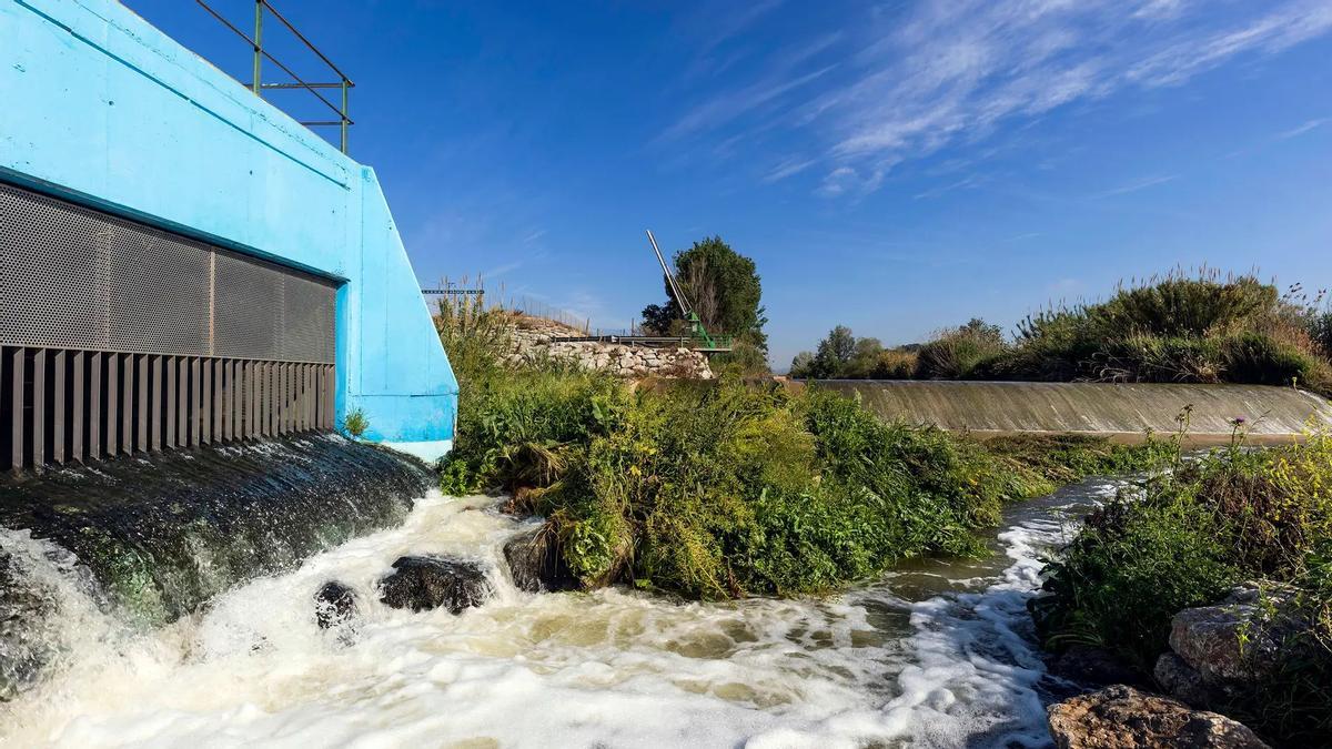 Punt a Molins de Rei on l’aigua regenerada s’afegeix al cabal del riu Llobregat.