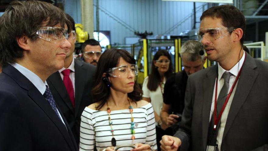 Imatge de Carles Puigdemont, durant la visita a l&#039;empresa AAM Powertrain de Gavà