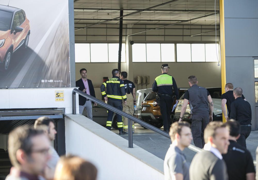 Seis intoxicados en un incendio en un concesionario de coches de Alicante.