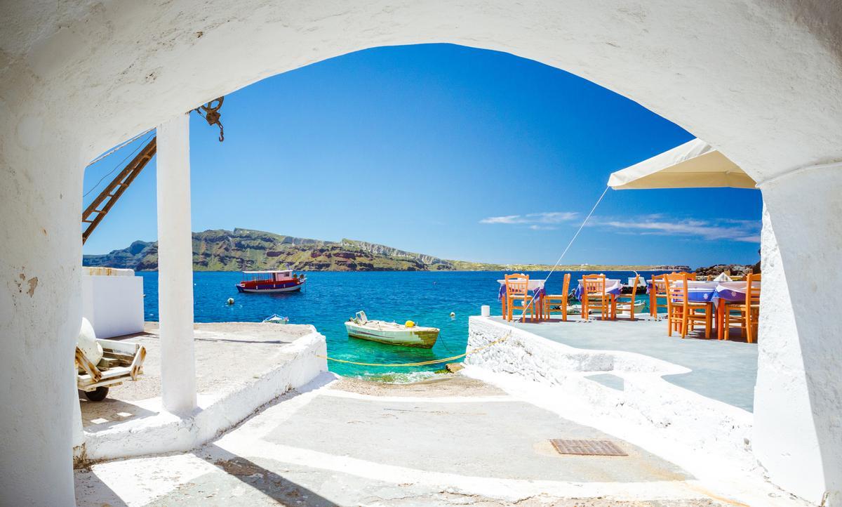 El viejo puerto de Ammoudi en el famoso pueblo de Oia en Santorini