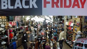 Un comercio de Madrid publicita su particupar Black Friday.