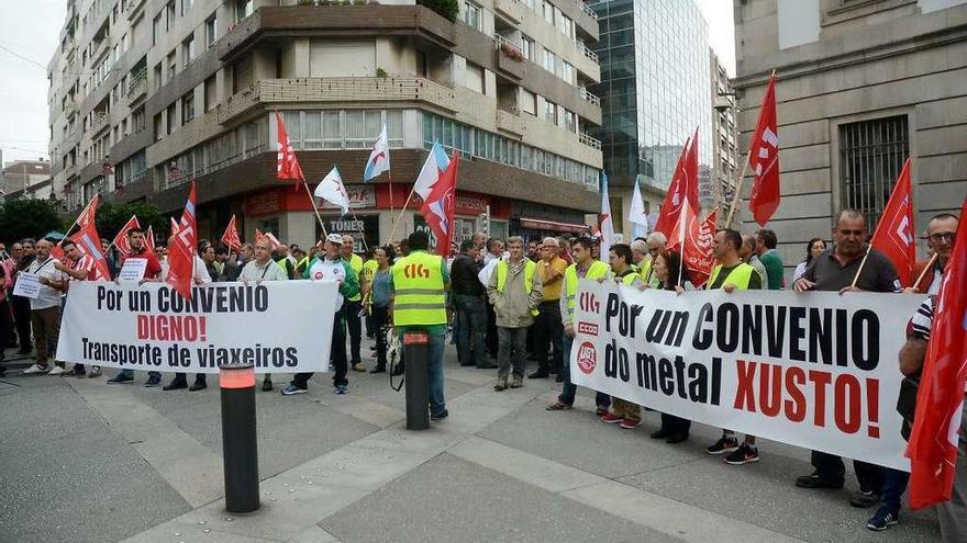 Los concentrados, en el paso de peatones de la Audiencia. // Rafa Vázquez