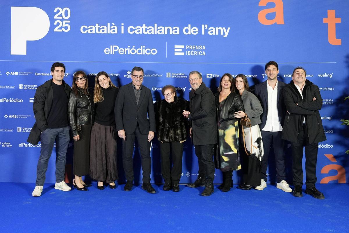 Barcelona 24/11/2025 Català i catalana de l’any 2025 En la foto, de izda a dcha: Martí Roca, Maria Roca, Encarna Tirado, Josep Roca, Montserrat Fontané, Joan Roca, Anna Payet, Marina Roca, Marc Roca, Jordi Roca Fotografía de Ferran Nadeu