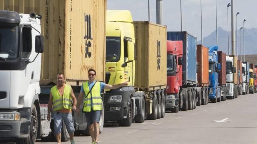 Cola de camiones en el puerto de Castelló en el paro parcial del lunes.