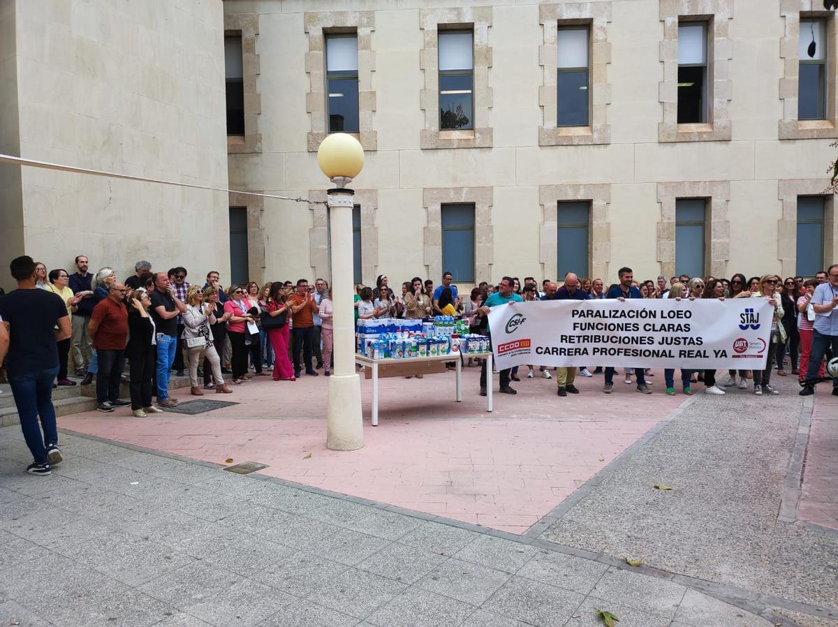 Protesta en Alicante con recogida de leche para donar a Cruz Roja.