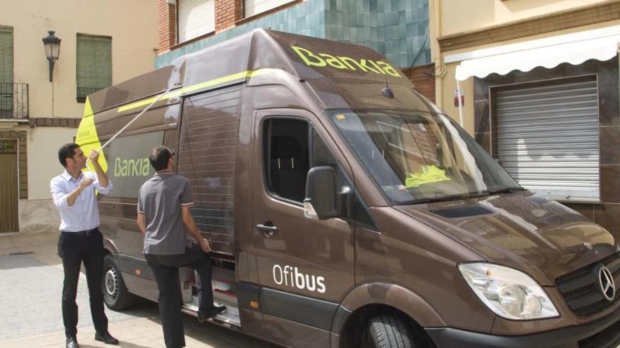 Bankia da servicio en las zonas rurales con el &quot;ofibus&quot;.