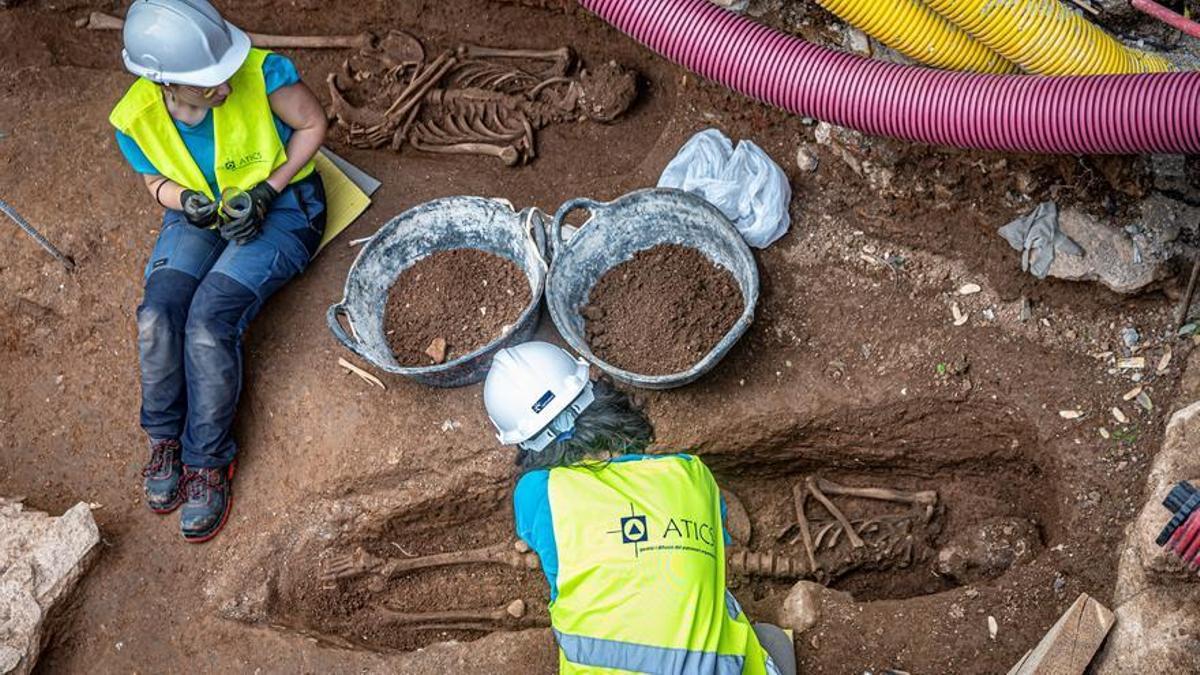 Necrópolis de los siglos IV a VII en la plaza Antoni Maura, excavada durante las obras de reforma de Via Laietana. En la fotografía, dos esqueletos de los siglos V a VI d. C.