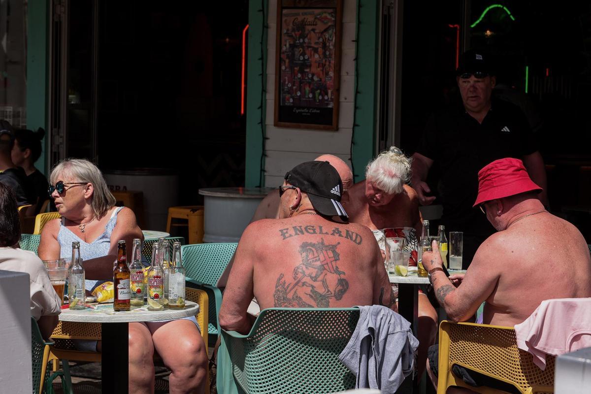 Los turistas toman el sol en las terrazas de Benidorm hasta quemarse la piel