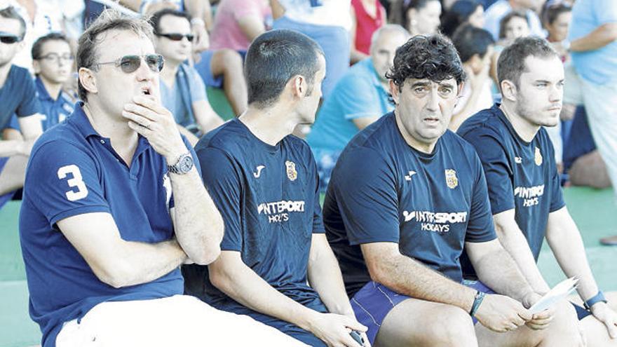 Mario Ormaechea, junto a su equipo técnico en un partido de esta temporada.