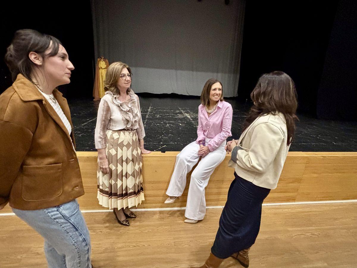 La alcaldesa, María Tormo, en una reunión sobre el futuro Consell de les Dones.