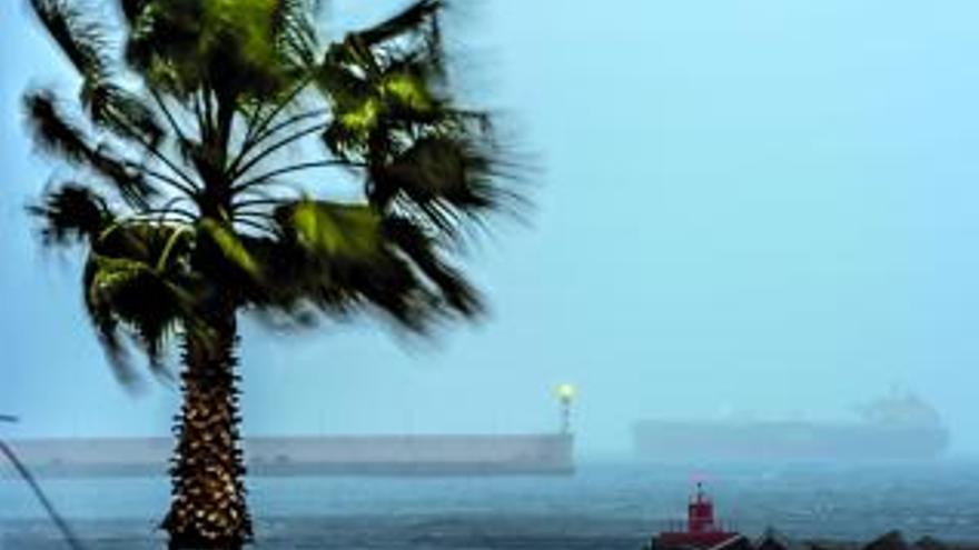 Las islas de Lanzarote y Fuerteventura, en situación de alerta por fuerte oleaje