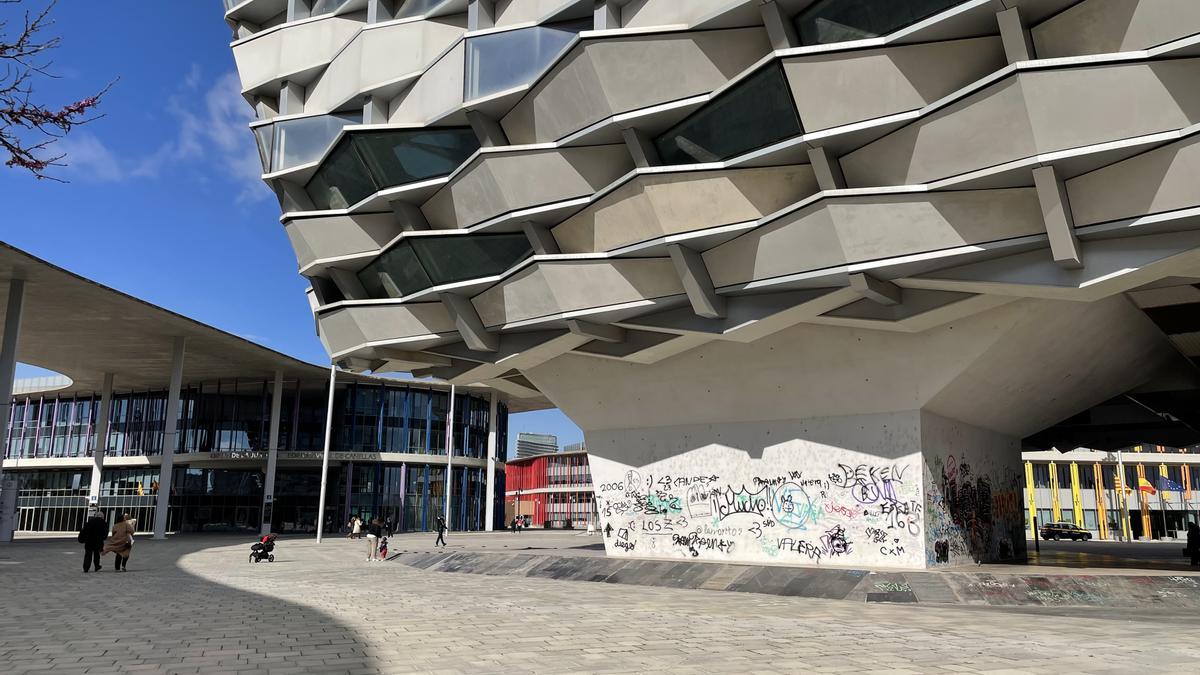 Grafitis en el pabellón de Aragón, lo primero que ven los novios al salir del salón de bodas civiles de los  juzgados.