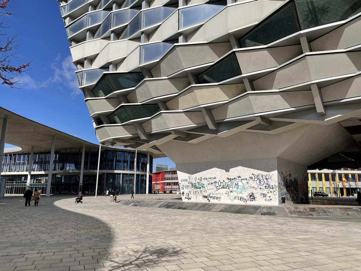 Grafitis en el pabellón de Aragón, lo primero que ven los novios al salir del salón de bodas civiles de los  juzgados.