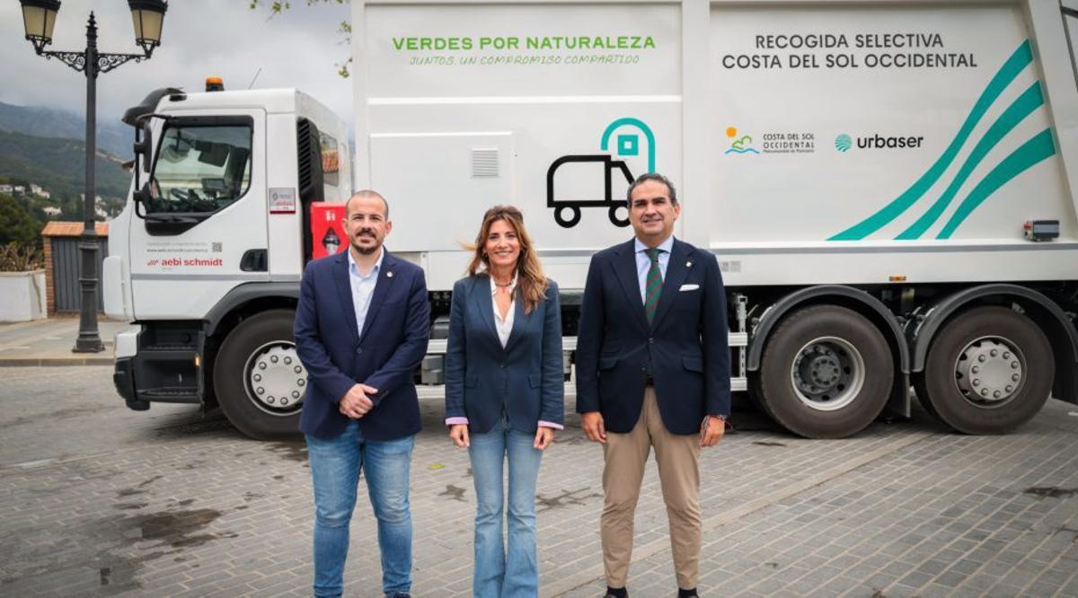 Responsables de la Mancomunidad y de Urbaser, ante un camión.