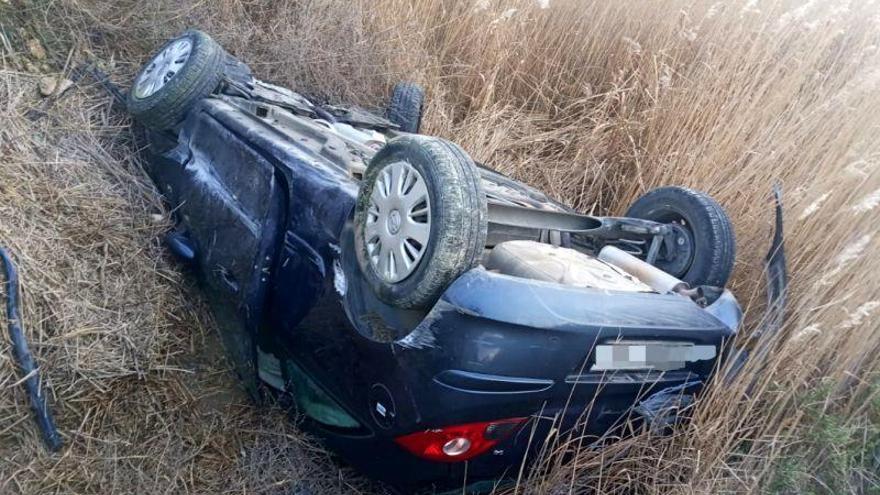 Pasa la noche atrapado en su coche tras volcar y no poder usar el móvil al mojarse en una acequia en Ejea