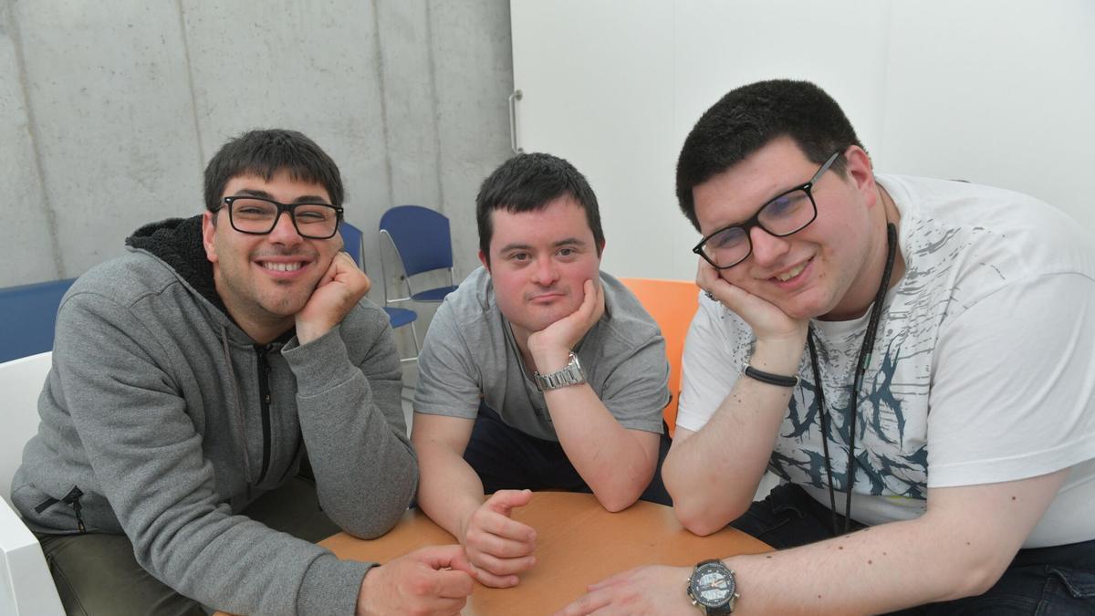 José Manuel, Pedro y Carlos se convierten en los primeros usuarios de Down Coruña en acceder a un piso de alquiler