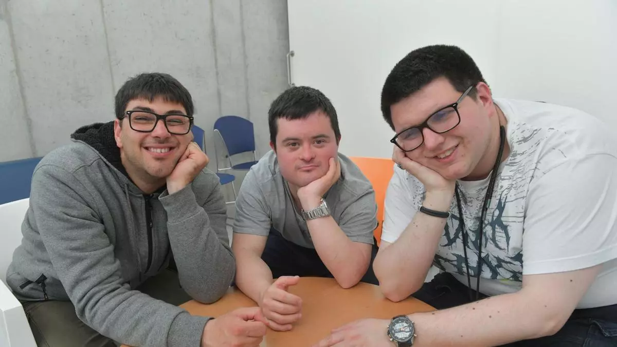 José Manuel, Pedro y Carlos, usuarios de Down Coruña: el triunfo de la autonomía frente al rechazo inmobiliario