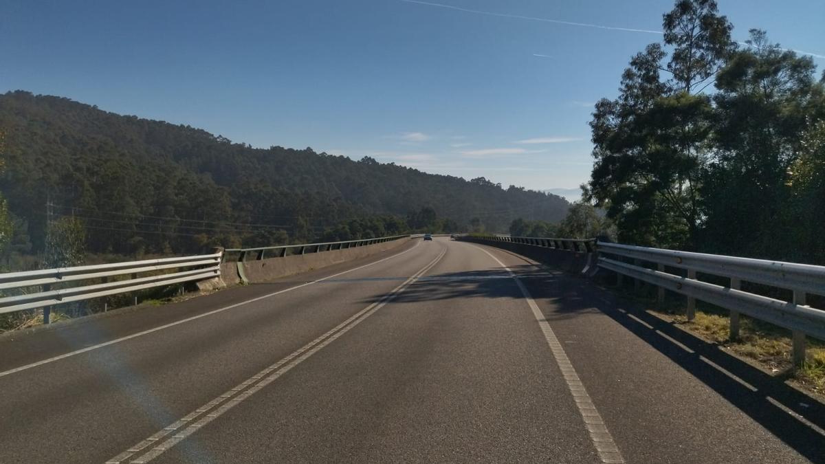 El viaducto del corredor entre A Portela y la salida de Bueu, desde donde se intentó tirar al vacío el hombre.