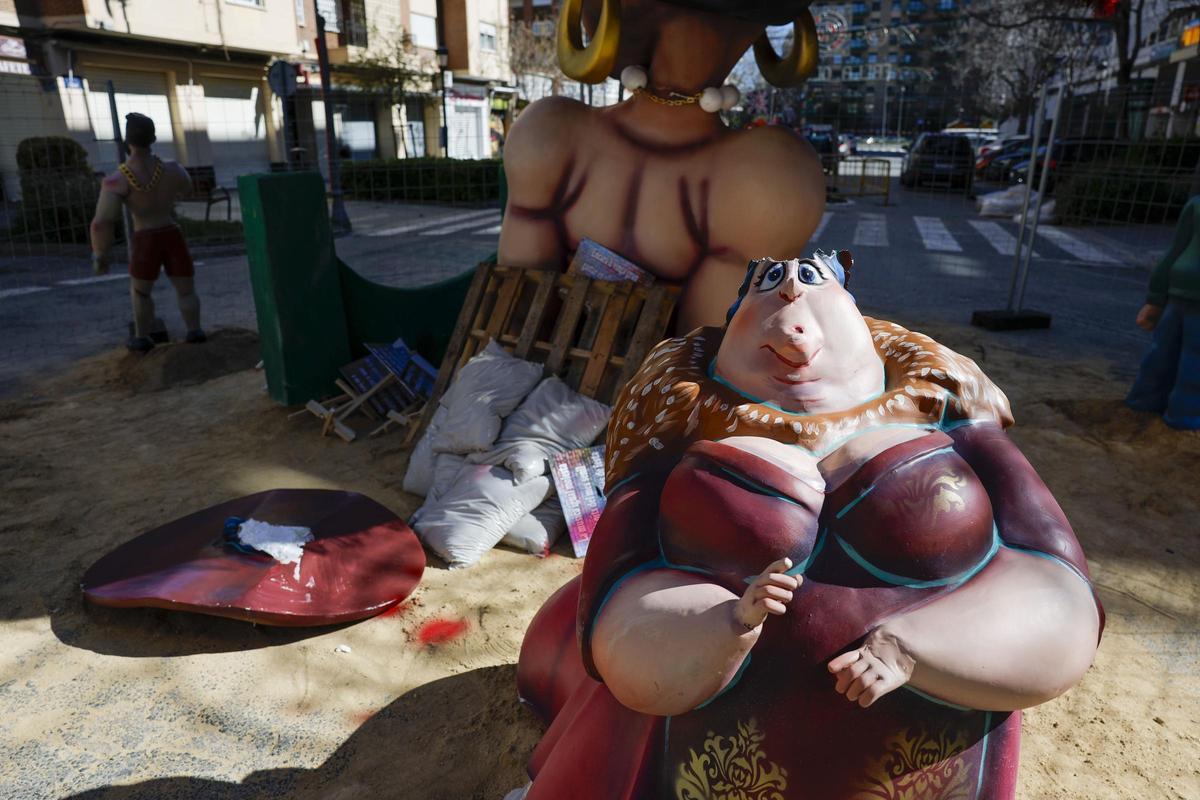 Falla de la calle Oltà, afectada por el viento.