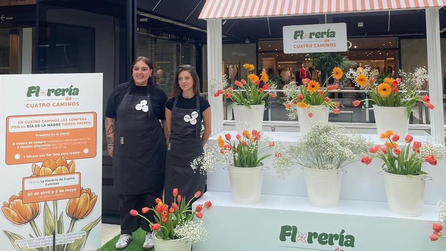 Se regalan flores por el Día de la Madre en el centro comercial Cuatro Caminos