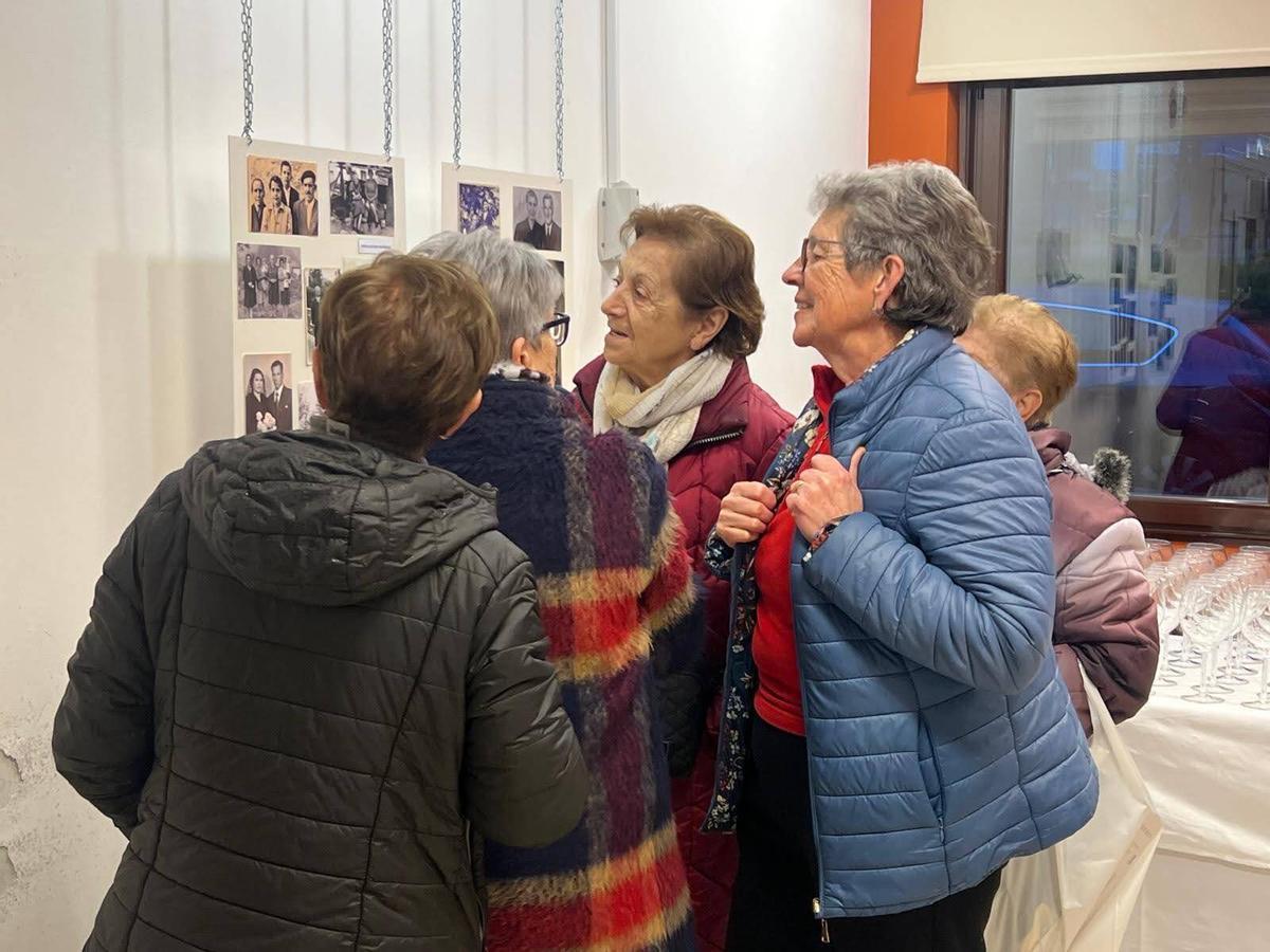 Varias de las asistentes a la exposición de Llar de Caravia.