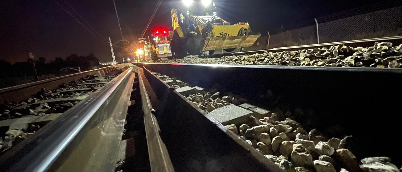 Obras de renovación de vía del tramo Silla-Pobla Llarga de la red de Cercanías que ejecuta Adif.