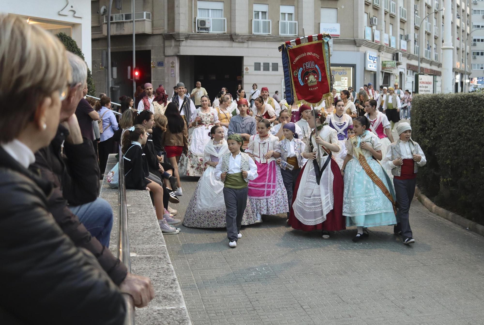 La tradicional visita a las fallas de Xàtiva en imágenes