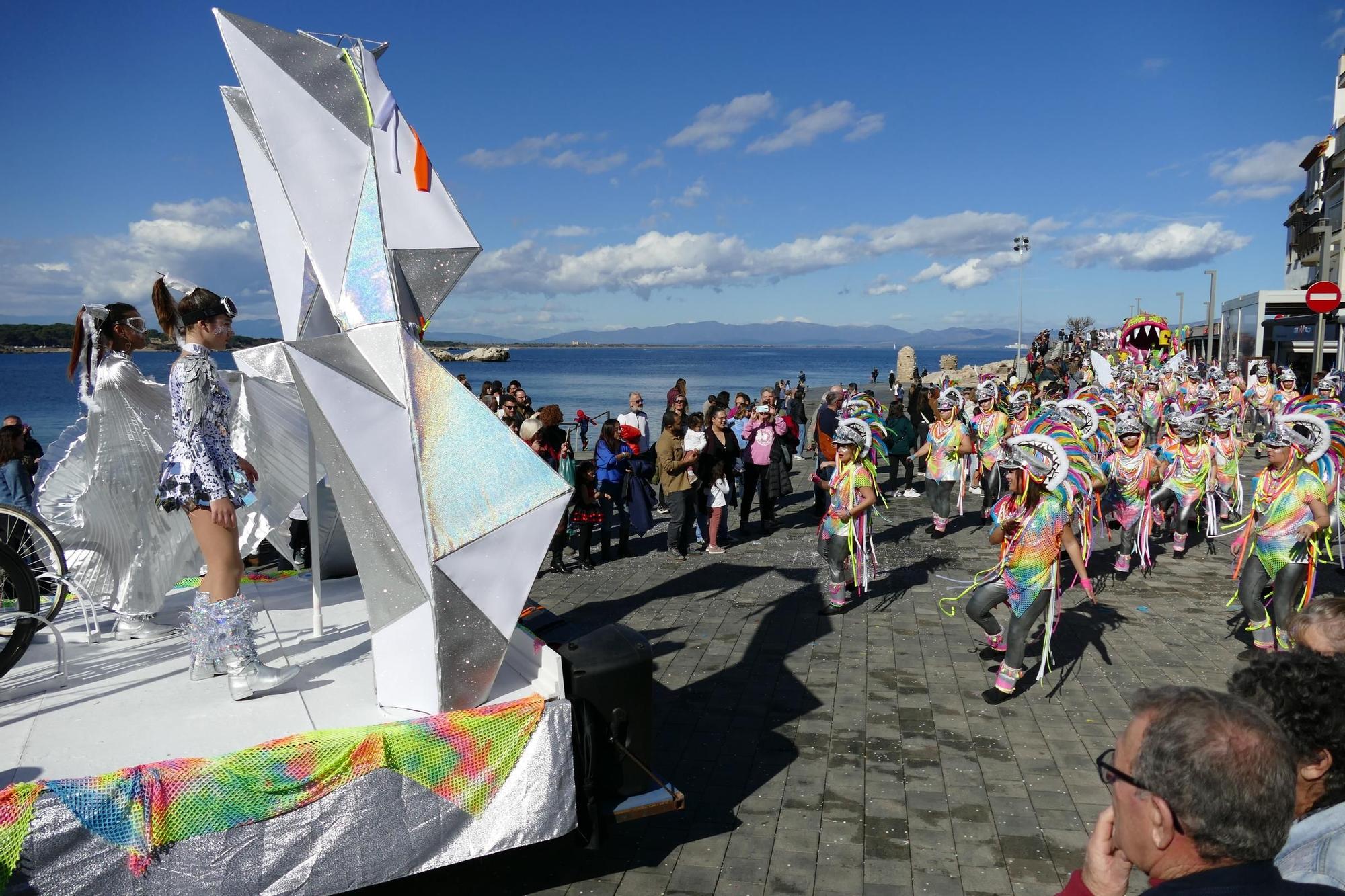 L'Escala s'acoloreix amb la rua de carnaval