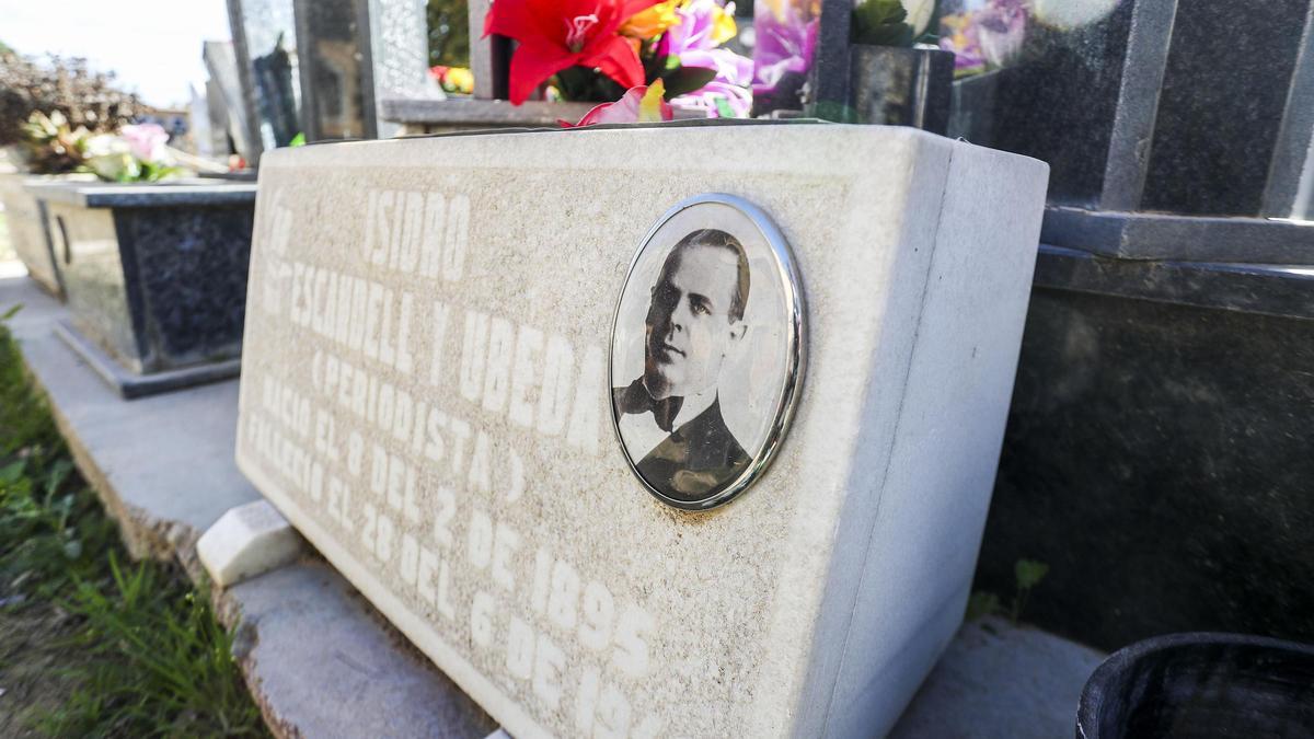 Lápida conmemorativa del periodista Isidre Escandell en la fosa 114 del cementerio de Paterna.